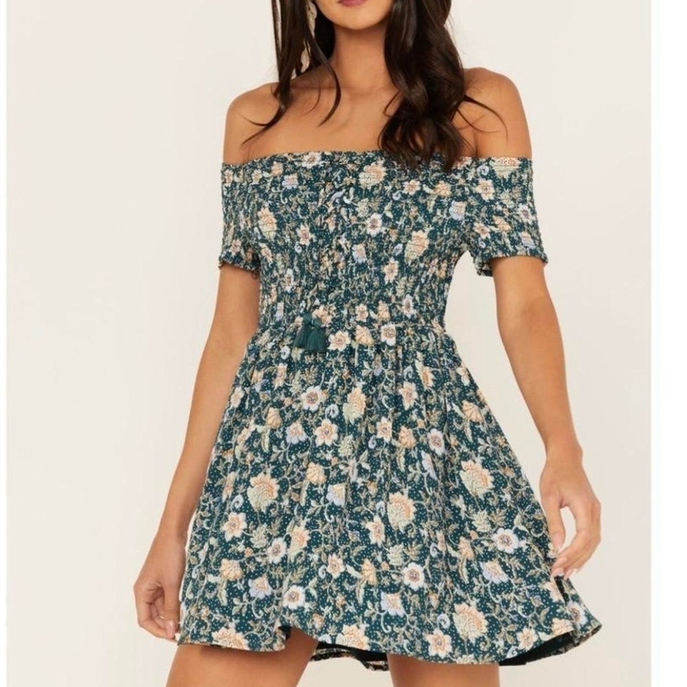 NWT SHYANNE FLORAL PRINT LARGE
SMOCKED OFF SHOULDER GREEN DRESS